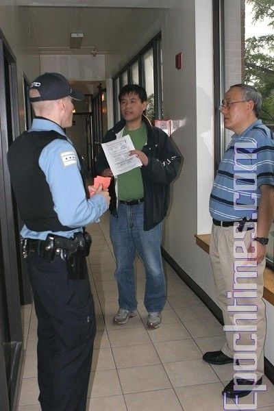 Полицейские, прибывшие по вызову сотрудников редакции. Фото: The Epoch Times