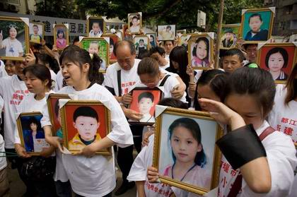 Подпись: Несчастные родители, дети которых погибли под обломками школ. Фото: Andrew Wong/Getty Images