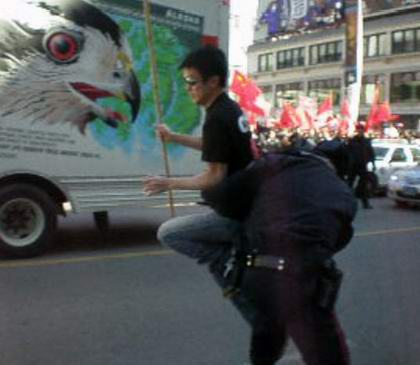 Китайский студент с флагом Китая задержан полицией Торонто. Фото: The Epoch Times