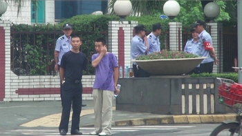 Здание суда в день разбирательства по делу семерых приверженцев Фалуньгун. Фото: minghui.org