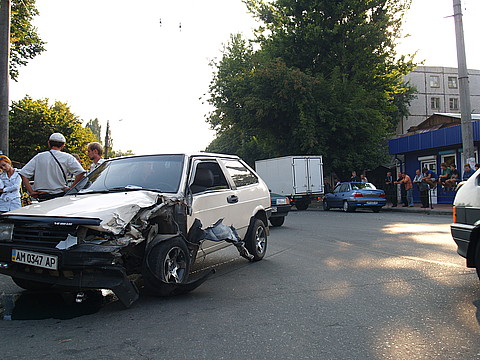 П'яний священик протаранив дві автівки, а потім обіцяв ДАЇшникам 'проблеми'. Фото: 20 хвилин