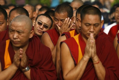 29 березня в Нью-Делі тибетські ченці моляться за своїх співвітчизників, загиблих під час придушення акцій протесту китайською компартією. Фото: AFP