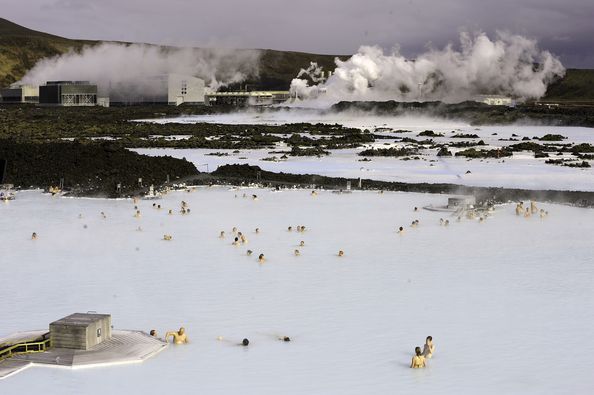 Отдых в горячих источниках Исландии - Голубая Лагуна. Фото: AFP