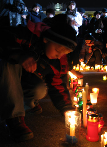 В День памяти жертв голодоморов горящая свеча – символ скорби о погибших во время Великого голода. Фото: Юлия Ламаалем/Великая Эпоха 