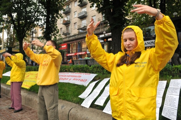 Послідовники Фалунь Дафа виконують вправу під час акції в Києві 26 червня 2011 року. Фото: Володимир Бородін/The Epoch Times Україна 
