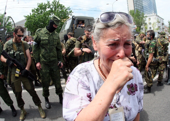 У день позачергових президентських виборів бойовики ДНР влаштували військовий парад на честь незалежності Донецької та Луганської областей. Представниця однієї з виборчих дільниць у Донецьку плаче, 25 травня 2014 р. Фото: Alexander KHUDOTEPLY/AFP/Getty Im