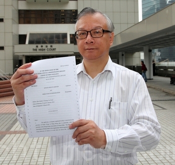 Представник організаторів концертів Shen Yun в Гонконгу Цзянь Хунчжан тримає постанову суду, якою задоволено вимоги творчого колективу. Фото: The Epoch Times