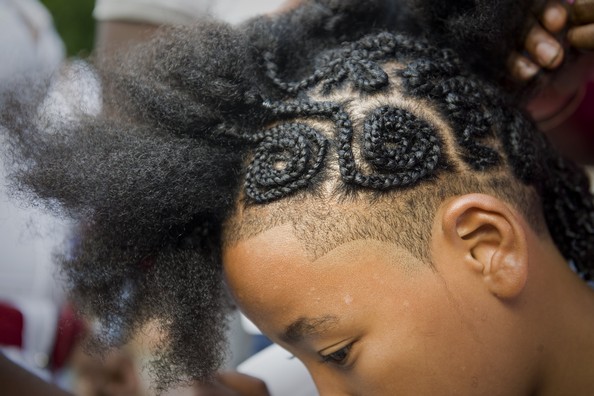 Удивительные афро-причёски. Фото: LUIS ROBAYO/AFP/GettyImages