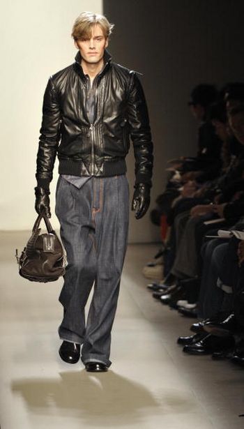 Колекція чоловічого одягу на показі мод у Будинку моди Джанні Версаче в Мілані. Фото: GIUSEPPE CACACE/AFP/Getty Images 