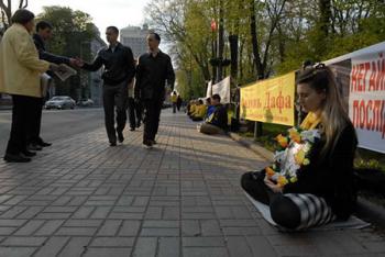 Последователи Фалуньгун из разных городов Украины провели мероприятие возле посольства КНР в Киеве. Фото: Владимир Бородин/The Epoch Times