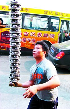Лю Чжихэ демонстрирует свой трюк с шарами. Фото из интернета
