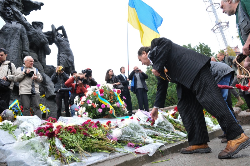 Громадськість Києва вшанувала пам'ять загиблих у Бабиному Яру в день 70-річчя з дня трагедії. Фото: Володимир Бородін/The Epoch Times Україна