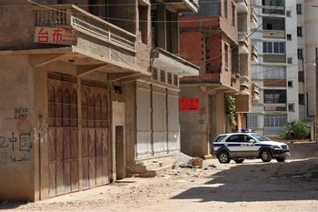 У серпні в Алжирі відбувся напад на китайських мігрантів, були розбиті кілька китайських магазинів. Фото: FAYEZ NURELDINE / AFP / Getty Images