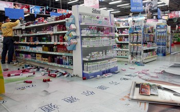 У супермаркеті селища Цаодун через поштовхи зі стелажів впала частина товару. Тайвань. 5 листопада 2009. Фото: Цан