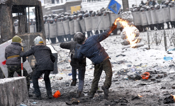 Зіткнення протестувальників з міліцією в центрі Києві 22 січня 2014 року, в ході яких сили безпеки, як повідомлялося, застрелили двох активістів. Фото: SERGEI SUPINSKY/AFP/Getty Images