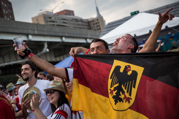 Фанати німецької збірної радіють голу, забитому в бразильські ворота у півфіналі гри Кубка світу 8 липня 2014 року. у Нью-Йорку. Фото: Andrew Burton/Getty Images