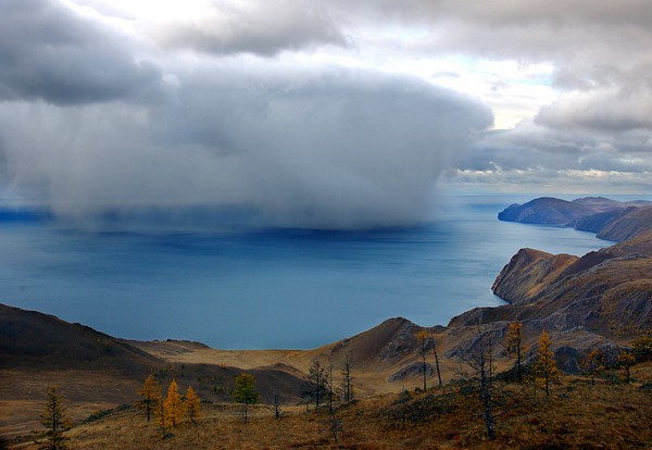 Найглибше озеро у світі: Народження дощу з вод Байкалу. Фото: Борис Чечет