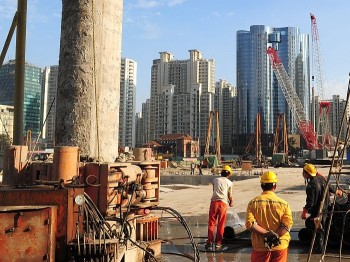 Робочі в Шанхаї 9 жовтня 2011 р. Як відзначають експерти, високий зріст ВВП Китаю приховує підводні камені, і насправді цей показник набагато нижчий, ніж заявляє держава. Фото: Mark Ralston/AFP/Getty Images