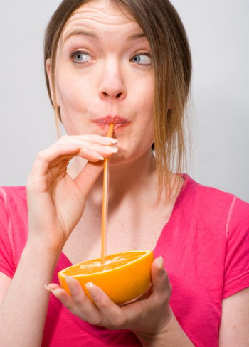 Намного полезнее съесть простой апельсин, чем принимать синтетические антиоксиданты. Фото: Noah Clayton/Getty Images