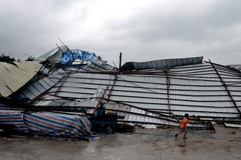 Від сильного вітру тайфуну Koppі звалився цех заводу в місті Чжуншань провінції Гуандун. Фото з epochtimes.com