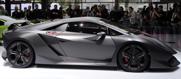 Итальянская компания Lamborghini планирует выпустить 20 новых суперлегких, но очень дорогих спортивных суперкаров под названием «Lamborghini Sesto Elemento». Фото: BORIS HORVAT/Getty Images