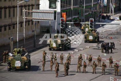 Китайские военные на улицах столицы Тибета Лхасы 15 марта 2008 года. Фото: STR /AFP /Getty Images