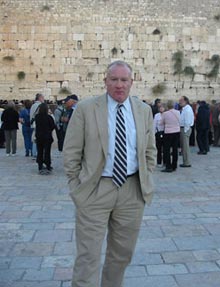 Эйтан Гутман возле стены плача в Иерусалиме. Фото: Великая Эпоха