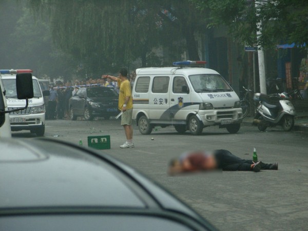 Мотоцикліст серед білого дня вбив патрульного дорожньої служби. Місто Даньдун провінції Ляонін. 31 липня 2010 р. Фото: epochtimes.com