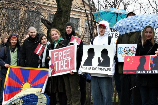 У столиці Латвії Ризі 10 квітня біля посольства Китаю пройшла мирна акція 'За вільний Тибет'. Фото: The Epoch Times 