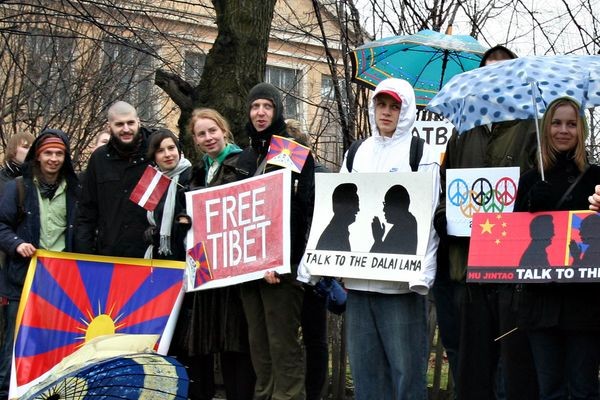 У столиці Латвії Ризі 10 квітня біля посольства Китаю пройшла мирна акція 'За вільний Тибет'. Фото: The Epoch Times