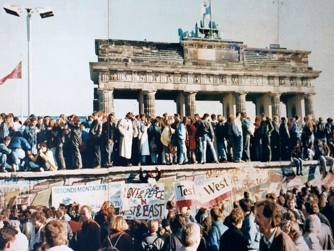 Падіння Берлінської стіни в 1989 році, на фоні Бранденбурзьких воріт. Фото: Lear 21/en.wikipedia
