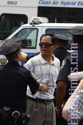 Полиция арестовывает хулигана, нанятого китайской компартией. Фото: The Epoch Times
