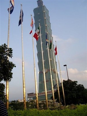 101-поверхова будівля в Тайпеї – диво архітектури, визнане найвищою будівлею у світі. Вона містить величезний торговий центр, вишукані ресторани й обсерваторію. Фото: Мартін і Тері Хірш