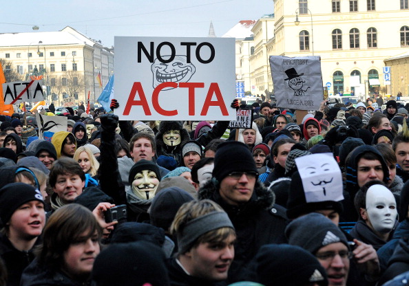 Немцы протестуют против международного соглашения по борьбе с контрафактной продукцией в Мюнхене в феврале 2012 года. Фото: Sebastian Gabriel/AFP/Getty Images
