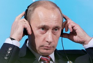 Президент Росії Володимир Путін слухає питання журналістів. Фото: Denis Sinyakov/AFP/Getty Images