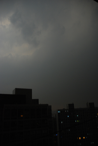 День внезапно стал тёмным, как ночь. Шанхай. 15 часов 5 мая 2009 года. Фото с epochtimes.com