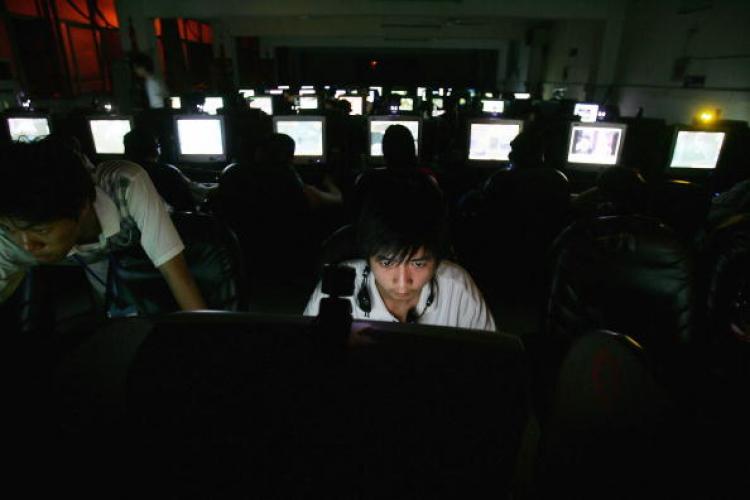 Китай, м.Ухань. Молода людина в інтернет-кафе. Китайський режим заохочує діяльність «патріотичних хакерів», спрямовану на крадіжку інформації шляхом злому комп'ютерних систем урядових організацій інших країн. Фото: Cancun Chu/Getty Images