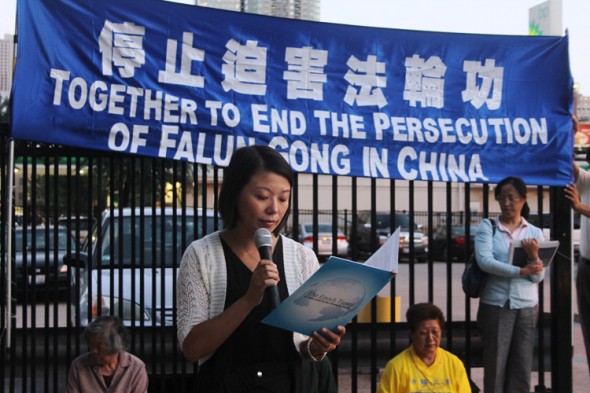 Последовательница Фалунь Дафа Венди Вонг рассказывает о пытках, которым подверглась в КНР за свои убеждения, Чикаго, 20 июля 2012 года. Фото: Vicky Huo/Epoch Times