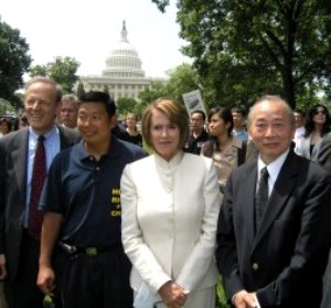 Сюй Веньлі (крайній справа) і спікер американського парламенту Ненсі Пелозі (друга справа) 11 червня 2008 р. відвідали мітинг, приурочений інциденту «4 червня 1989 р. на площі Тяньаньмень», біля американського Капітолію. Фото надано Сюй Веньлі