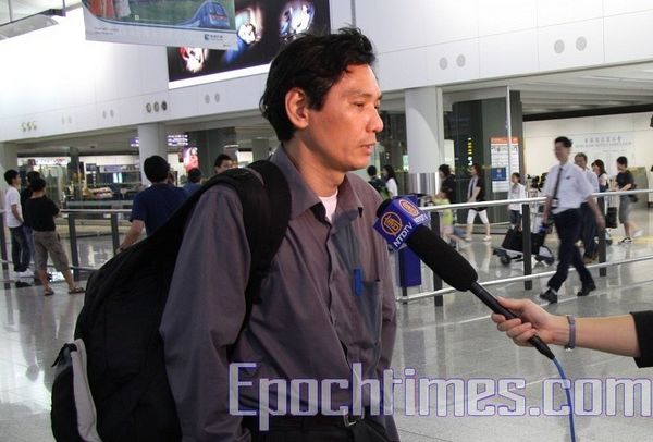 Джан Сяоган в гонконгском аэропорту ожидает приезда других демократических активистов. Фото: Бан Синчао/ The Epoch Times