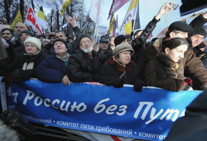 Активисты оппозиции во время акции протеста в центре Москвы 10 декабря 2011 года против фальсификации выборов в Госдуму 4 декабря. Фото: Yuri Kadobnov/Getty Images