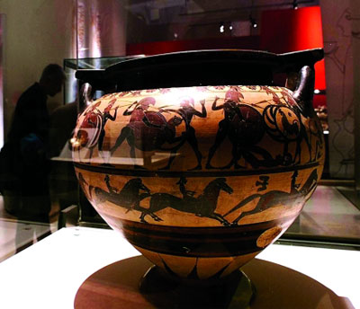 Глиняний посуд етрусків, який виставлено в музеї Болоньї. Мистецтво етрусків відрізняється особливою невимушеністю у методах моделювання предметів, як із бронзи, так і з глини, та пошуком розвитку, який досяг свого апогею між 675 і 475 рр. до н.е. Фото: G