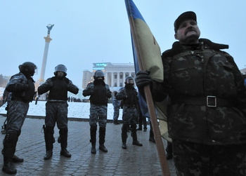 Милиция окружила Майдан. Фото: SERGEI SUPINSKY/AFP/Getty Images