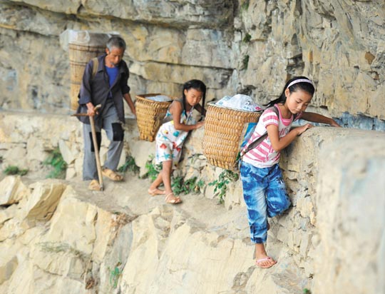 Дети не достигшие 10-летнего возраста ежедневно проходят крутые обрывы, ради добычи воды. Провинция Гуйчжоу. КНР. Август 2011 год. Фото с kanzhongguo.com