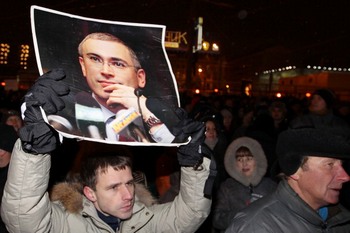 Демонстранти несуть плакати з вимогою звільнити Ходорковського. За кілька годин до оголошення вироку Михайлу Ходорковському сайт його прес-центру був виведений з ладу за допомогою DoS-атаки. Фото: Alexey SAZONOV/AFP/Getty Image
