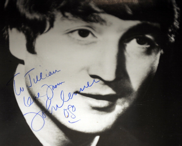 Фотография подписана Джон Леннон (John Lennon).Фото:GABRIEL BOUYS/Getty Images 