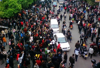 В Сычуани произошел массовый протест против насилия городских контролеров. Фото: Еpochtimes.com