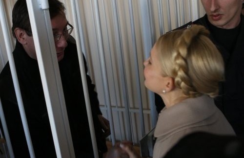 Всемирный форум украинцев призвал освободить Тимошенко и Луценко. Фото: gazetavv.com
