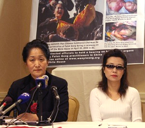 Доктор Ван Веньі (ліворуч) пояснює, що спонукало її вигукнути заклик до правосуддя на зустрічі з Ху. Біля неї сидить Енні, колишня дружина хірурга, що видаляв органи у живих послідовників Фалуньгун у таборі смерті Суцзятунь. Фото: Lisa Fan/The Epoch Times