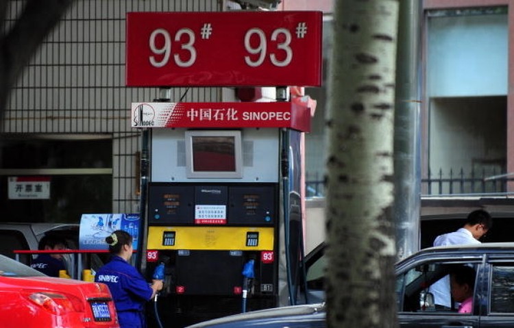 После падения цен на нефть в начале октября в КНР, два государственных нефтяных гиганта, которые монополизировали поставки нефти, вызвали нехватку топлива у частных автозаправочных станций. Фото: AFP/Getty Images